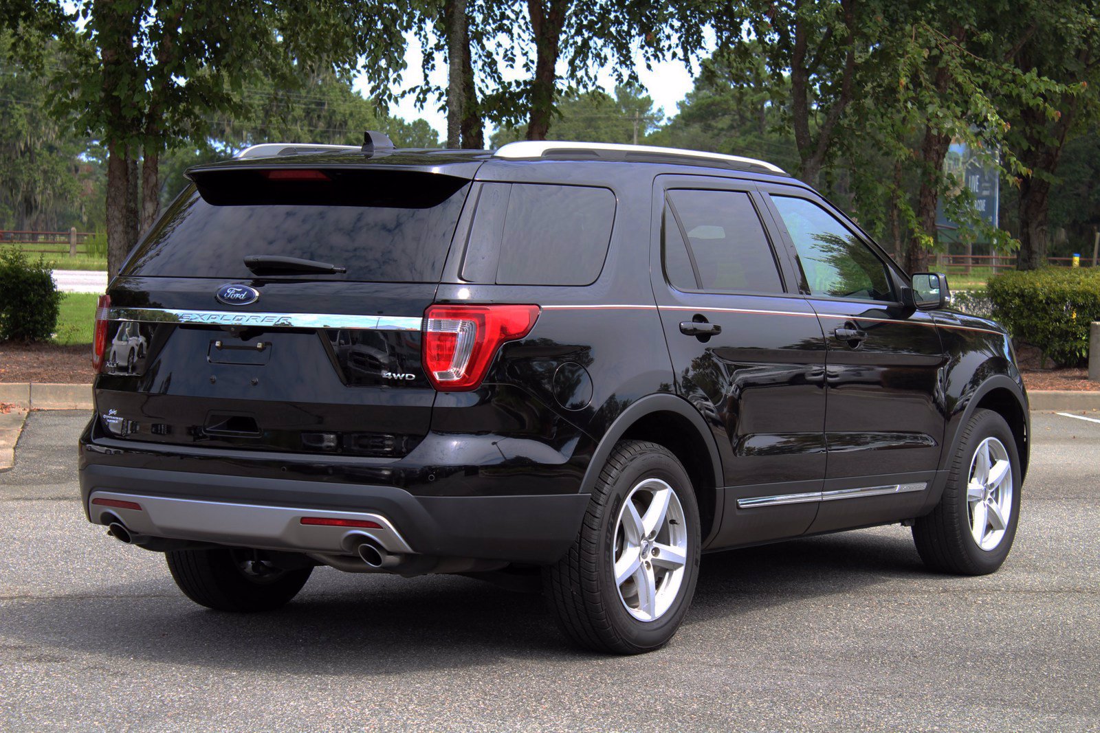 Pre-Owned 2017 Ford Explorer XLT 4WD 4D Sport Utility